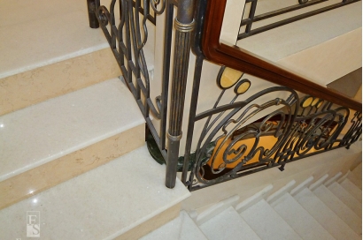 Лестница из мрамора Кристал Вайт. По желанию заказчика были сделаны вставки из оникса в кованные ограждения.